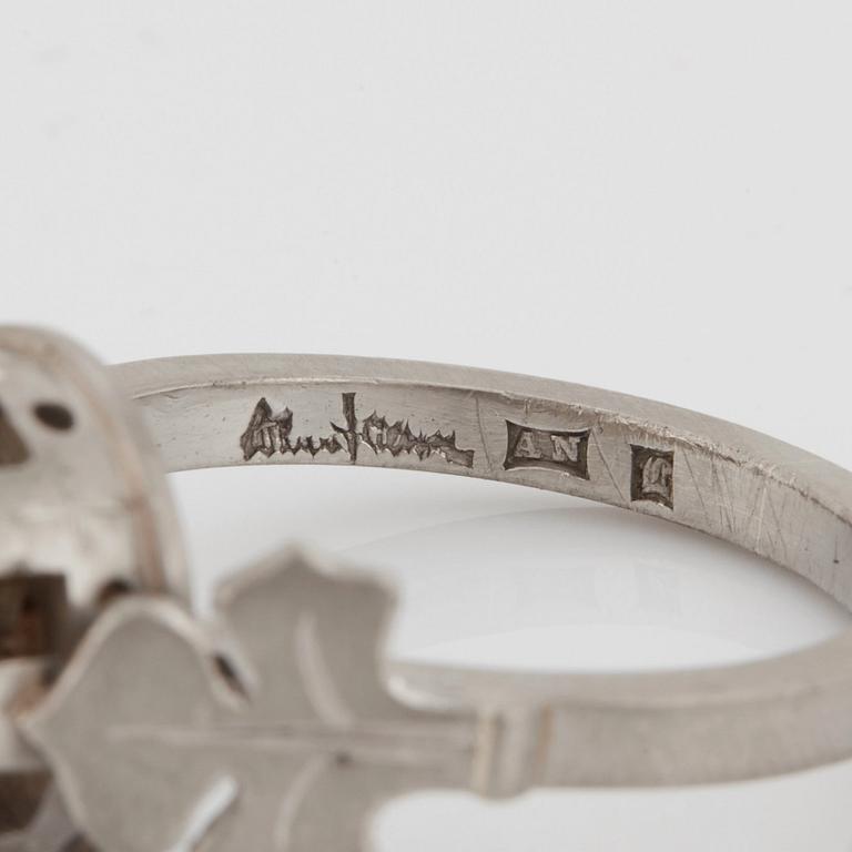 Wiwen Nilsson, ring, 18K vitguld med pärla, Lund 1958.