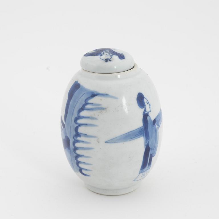 A small blue and white jar with cover, Qing dynasty, Kangxi (1662-1722).