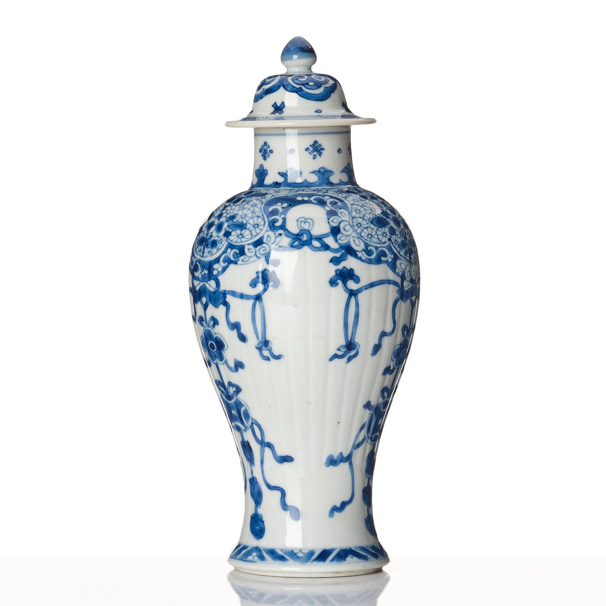 A blue and white vase, Qing dynasty, Kangxi (1662-1722).