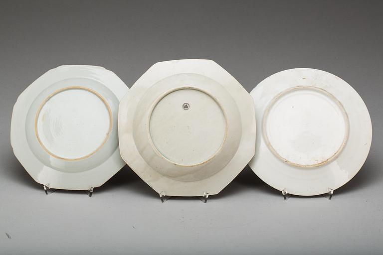 TALLRIKAR, 1+2, porslin. Kina, Qianlong(1736-1795) resp. Samson.