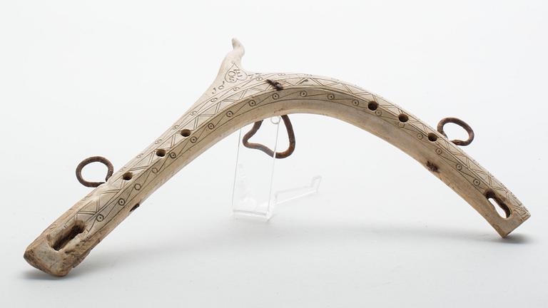 SELBÅGE, horn, bär datering 1673 samt monogram OES.