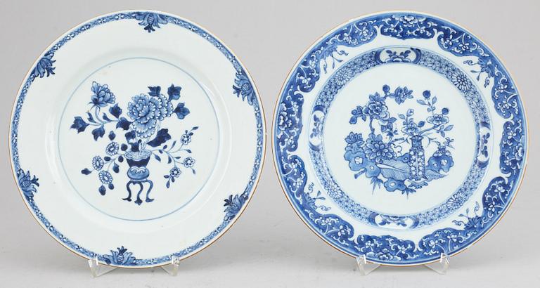 Five blue and white and imari dishes, Qing dynasty, Qianlong (1736-95).