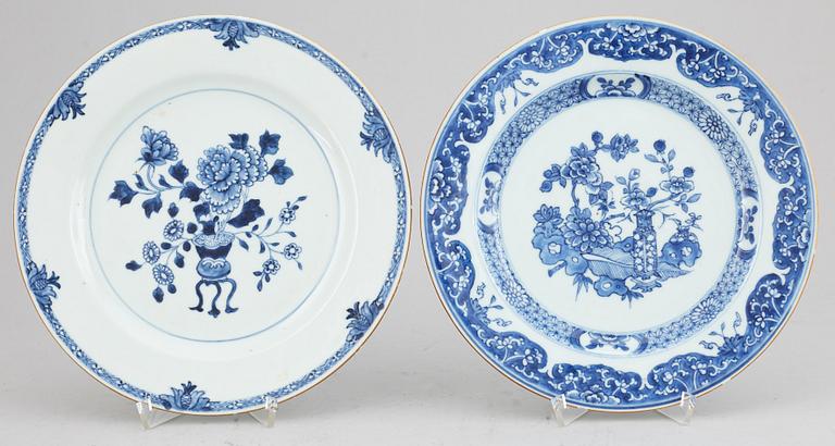 Five blue and white and imari dishes, Qing dynasty, Qianlong (1736-95).