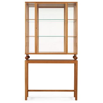 32. A Josef Frank mahogany showcase cabinet for Svenskt Tenn, model 2077, Sweden post 1985.
