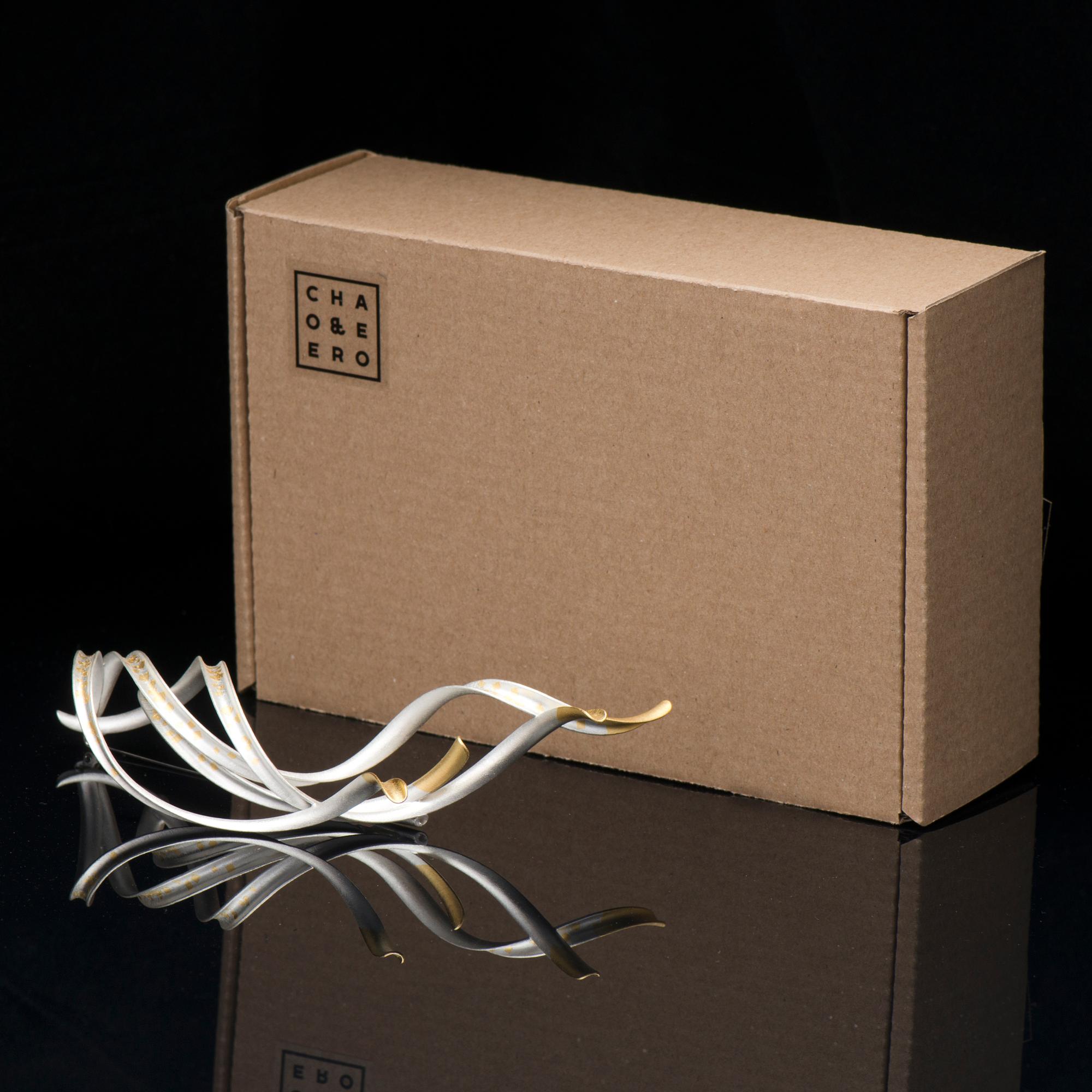 CHAO-HSIEN KUO, RINTAKORU, "Sparkling Wind brooch no. 1", hopeaa, keum-boo 24K kultafolio, teräs, 2016.