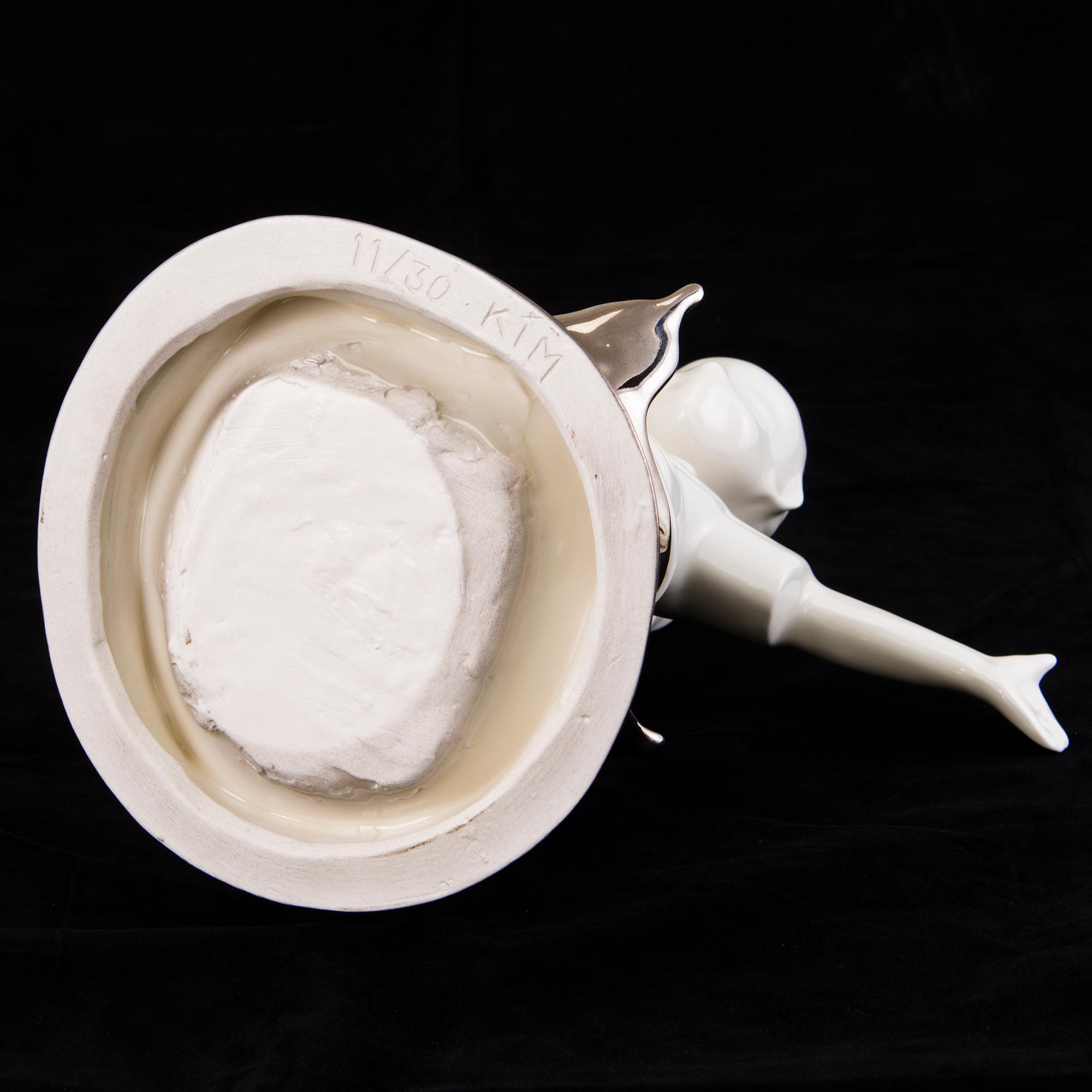 KIM SIMONSSON, veistos, posliinia, signeerattu KIM, numeroitu 11/30.