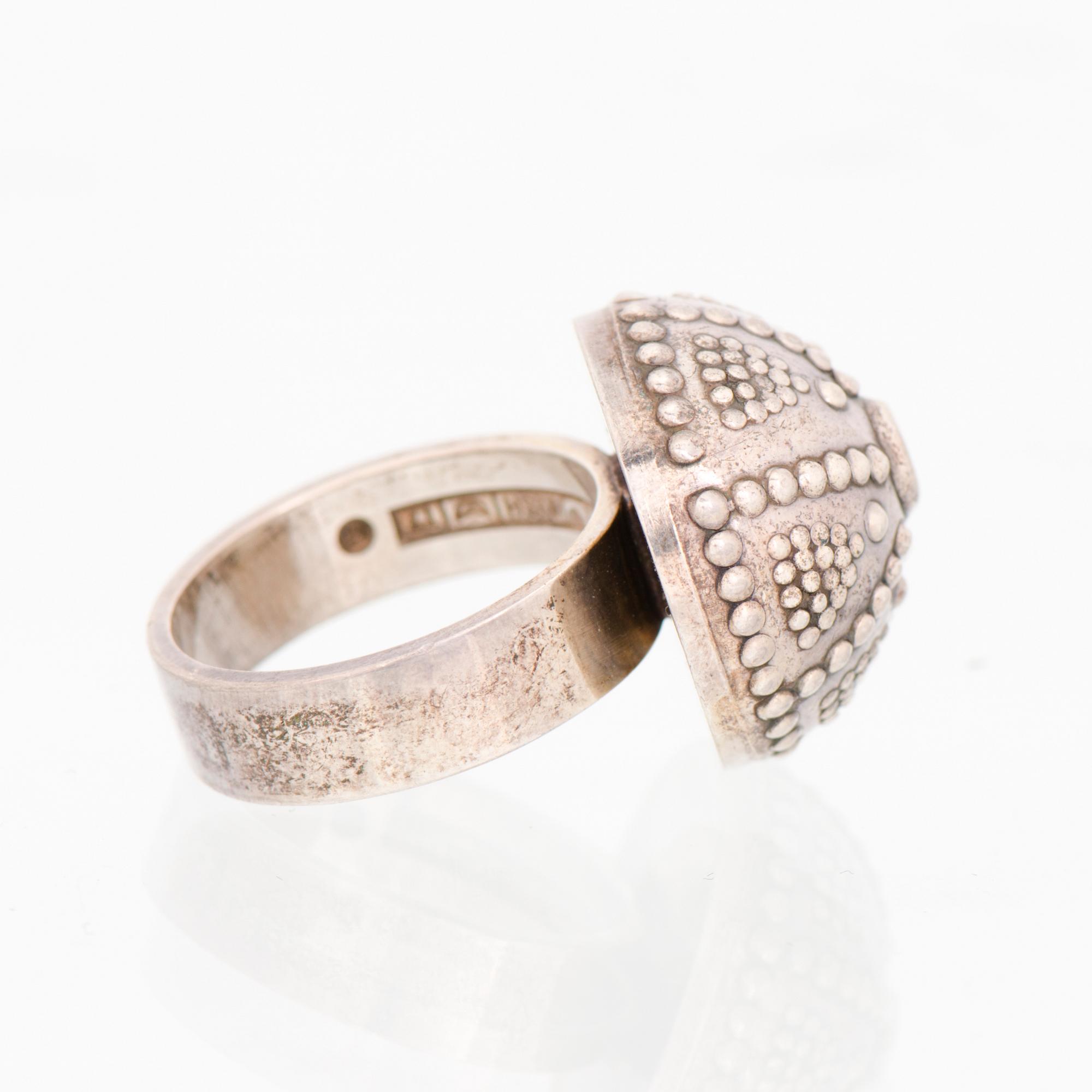 KAULAKORU, RANNEKORUJA, 2 kpl, ja SORMUS, "Halikon Kääty", hopeaa. Kalevala Koru 1972-83.