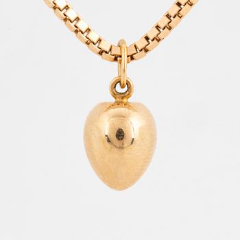 An 18K gold pendant and chain.