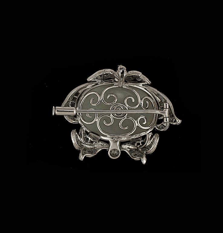 BROSCH, 18k vitguld, opal samt briljantslipade diamanter. Vikt ca 8 g.