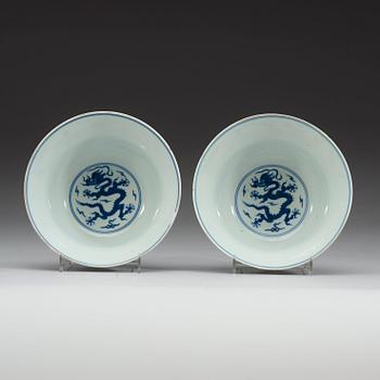 SKÅLAR, ett par, porslin. Qing dynastin,  med Qianlongs sigillmärke och period (1736-95).