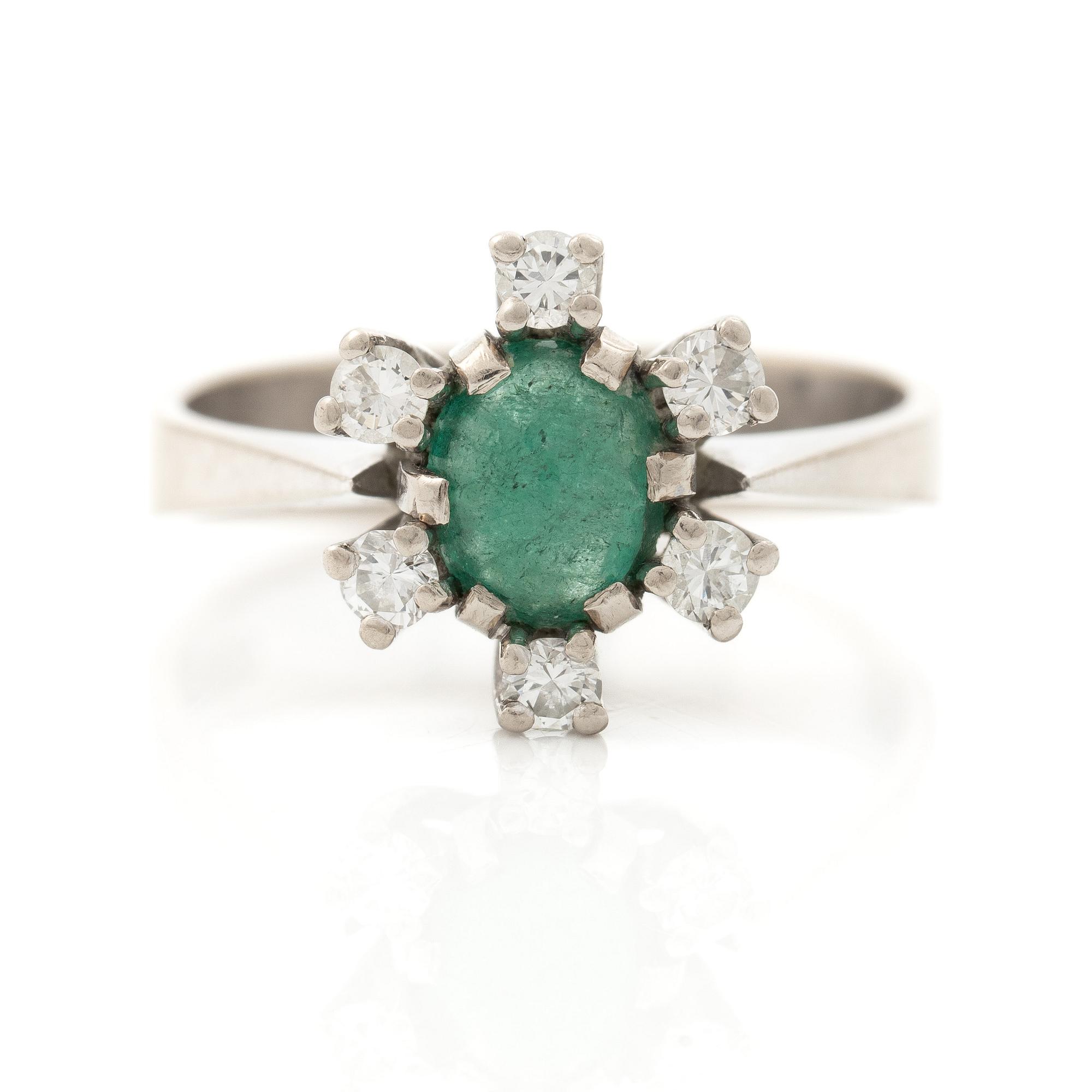 Ring 18K vitguld med en cabochonslipad smaragd och runda briljantslipade diamanter, Stockholm 1976.