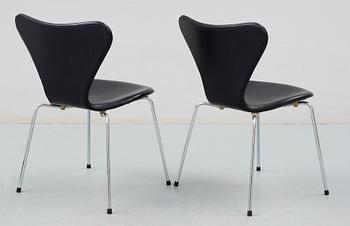 STOLAR, ett par "Sjuan", Arne Jacobsen för Fritz Hansen, 1981.