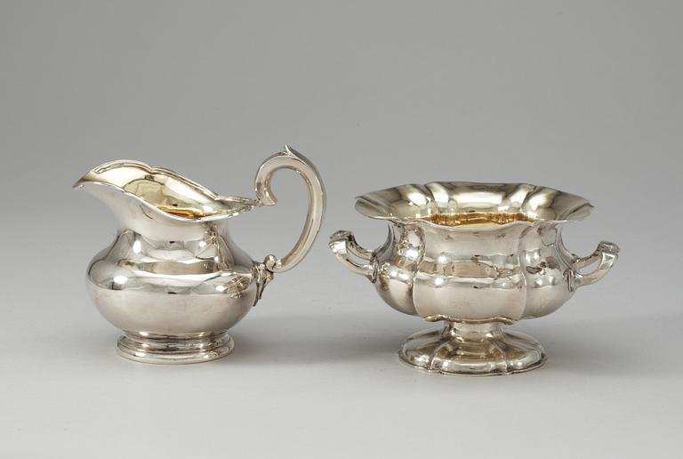 SOCKERSKÅL och GRÄDDKANNA, silver, Ryssland 1851-59. Nyrokoko.