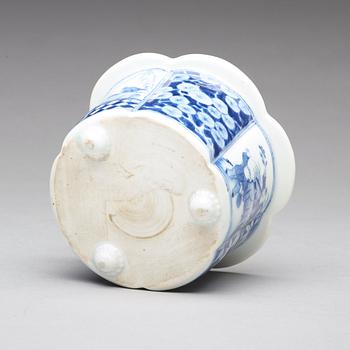 A blue and white pot/censer, Qing dynasty, circa 1700.