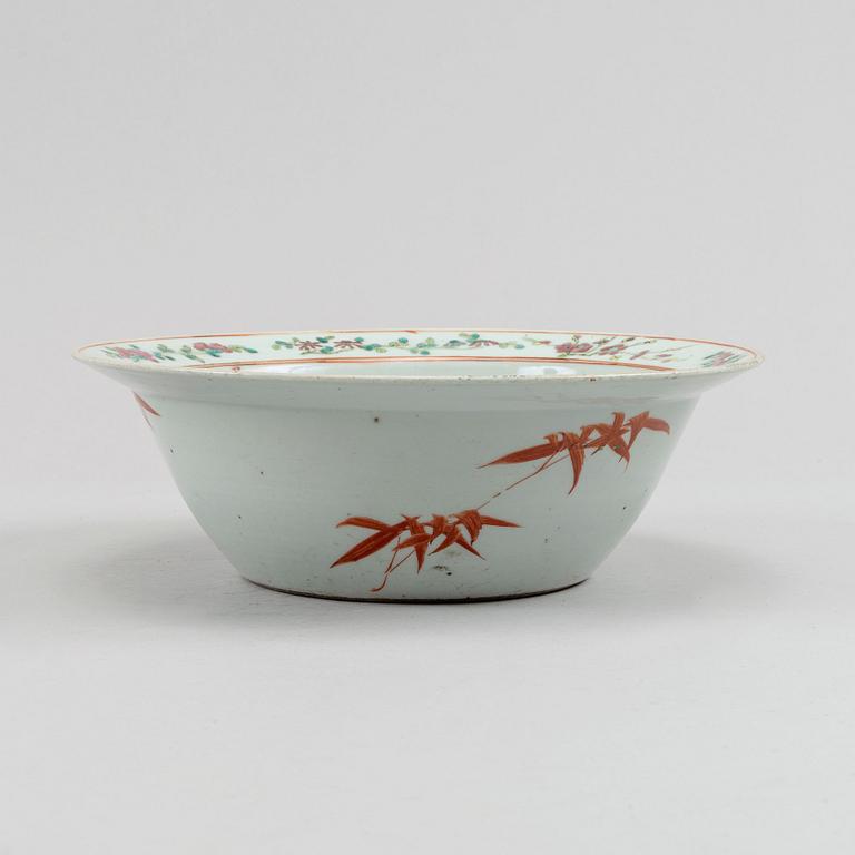 A famille rose basin, Qing dynasty, circa 1900.