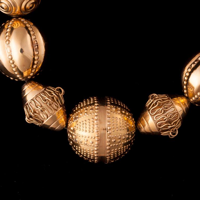 A SET OF JEWELLERY.