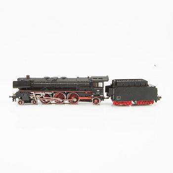 Märklin, 5 st. lok, bl a modell 3048 och 3043, 6 vagnar av olika modell.