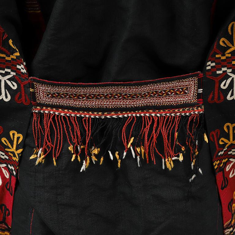 A WOMAN'S MANTLE (Chyrpy), silk, height 104,5 cm, Tekke, Turkmenistan, beginning of the 20th century.