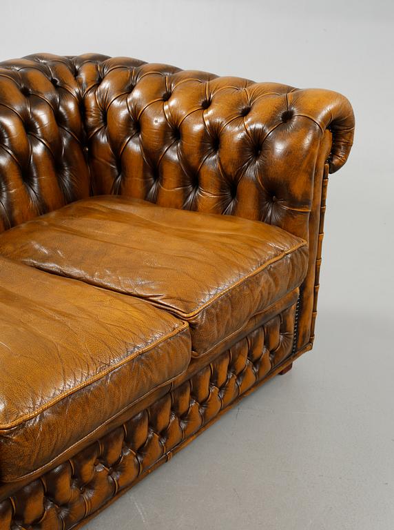 BÄDDSOFFA, Chesterfield-modell, 1900-talets andra hälft.