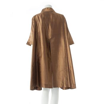 JÖRGEN BENDER, a golden thaisilk eveningcoat from the 1960/70's.