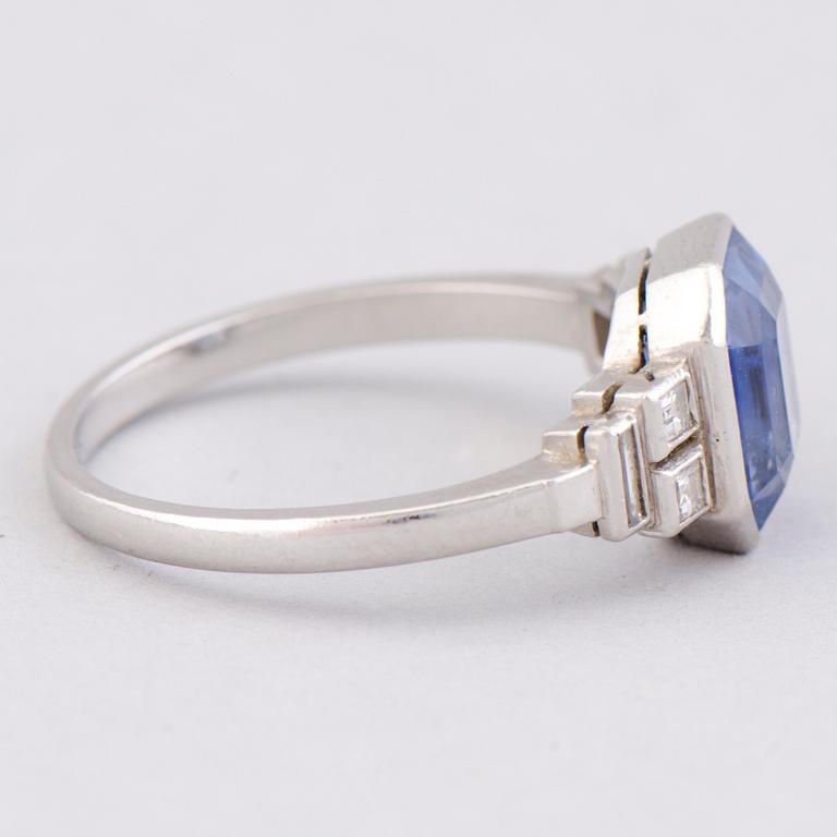 A RING, facetted sapphire, platinum. A. Tillander, Helsinki Finland, mid 20th century.