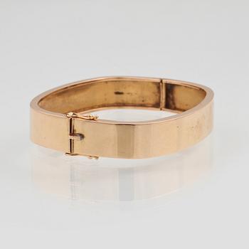 ARMRING, 18K guld, H G Baeckgård, Göteborg, 1974. Vikt 34,7 gram.