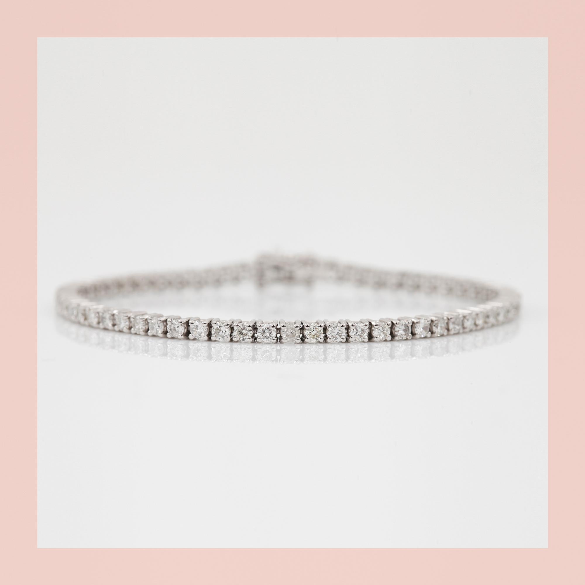 ARMBAND, ett riviére med 62 briljanter, totalt ca 4.88ct.