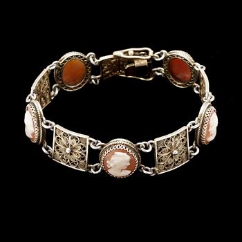ARMBAND, 18k guld med snäckskalscaméer, 1800-talets slut.