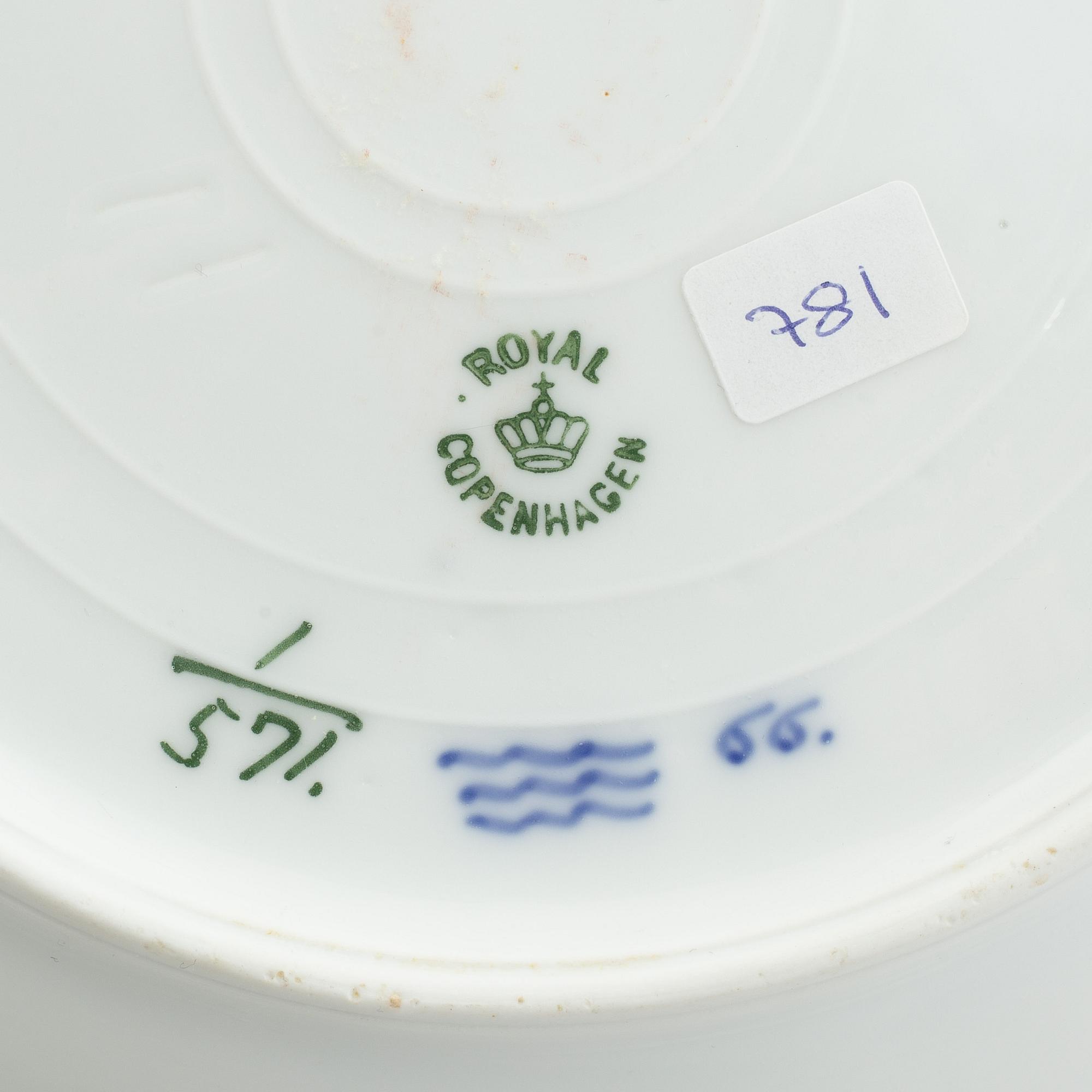 A plate, a coffeecup with saucer and a moca cup with saucer, "Blue Fluted half lace"/"Musselmalet", Royal Copenhagen.