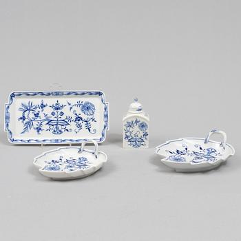 Tea caddy and three dishes, "Zwiebelmuster/Onion Pattern" , Meissen.