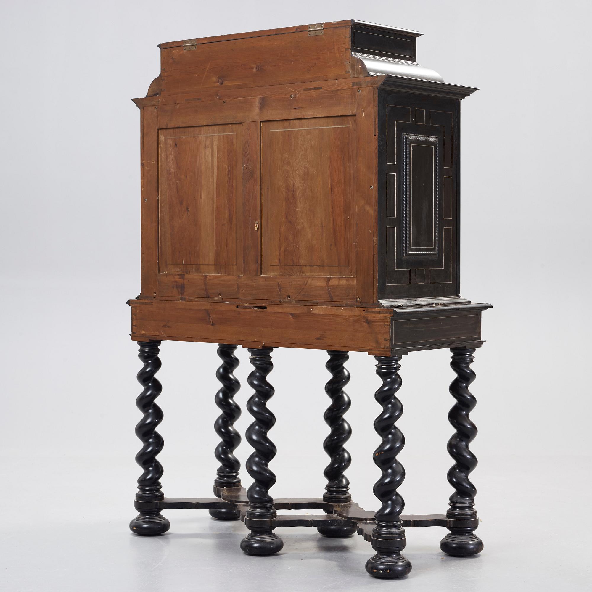 KABINETTSKÅP. Barockstil, omkring år 1900.