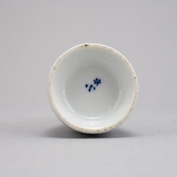 Miniatyrvaser, två stycken, vas samt miniatyrkanna, porslin, Kina, Kangxi, (1662-1722), sen Qingdynasti, samt 1900-tal.