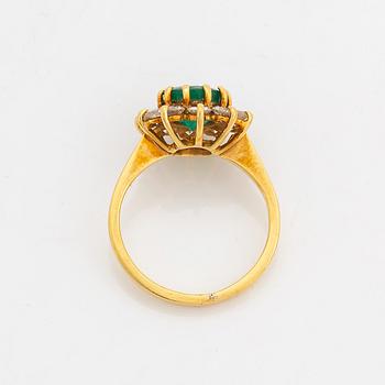 Ring carmoséring med smaragd och krans av briljanter.