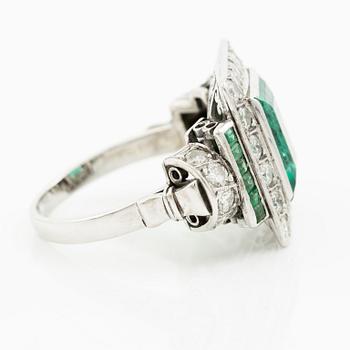 Ring 14K white gold with emeralds and round brilliant-cut diamonds.