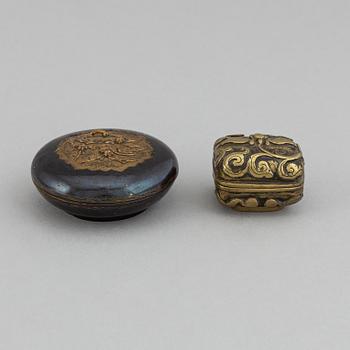 Two bronze boxes with covers, including Qing dynasty.