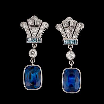 237. ÖRHÄNGEN, fasettslipade blå safirer, tot. ca 3.10 ct, med diamanter, Art Deco.