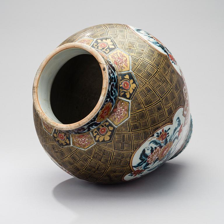 A JAPANESE IMARI URN, porcelain, 18th Century.