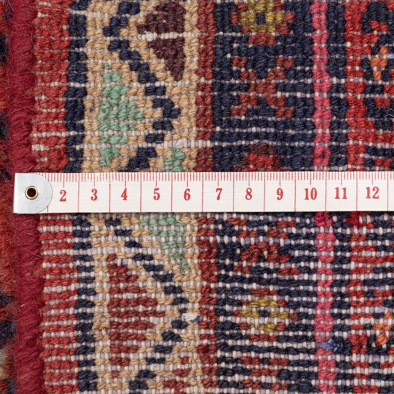 Carpet, Hamadan, 314 x 206 cm.