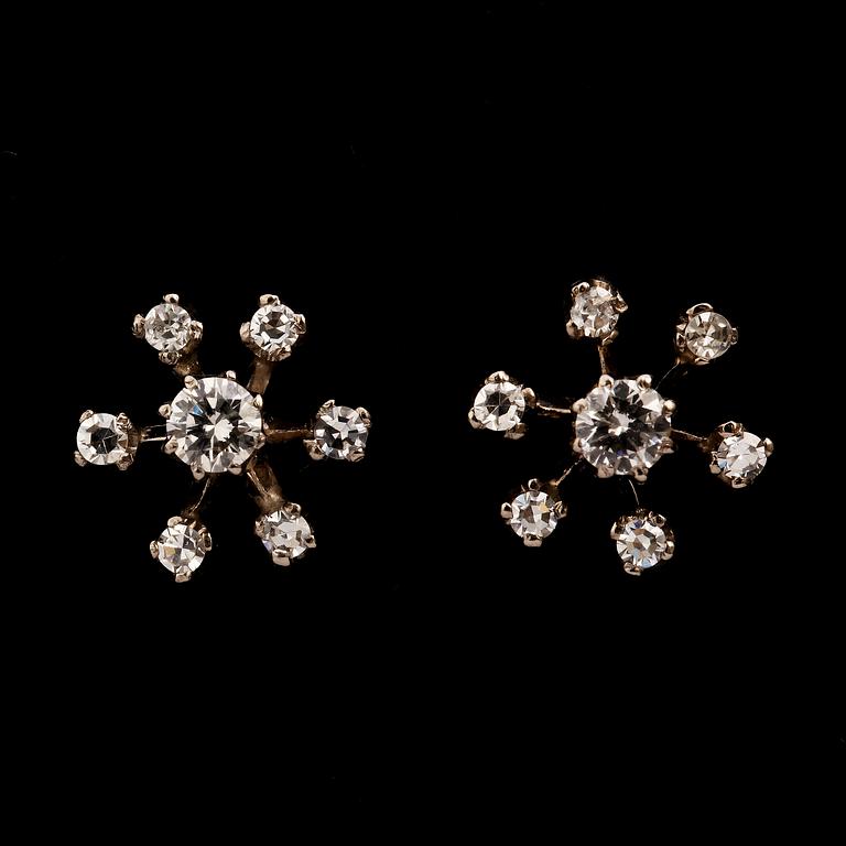 ÖRHÄNGEN, 18k vitguld med  2 briljantslipade diamanter och 12 åttkantslipade diamanter, tot ca 0.8 ct. Vikt 2 g.