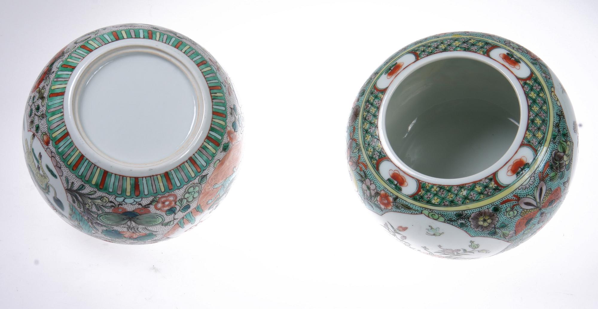 KRUKOR, ett par, porslin, Kina, 1900-tal.