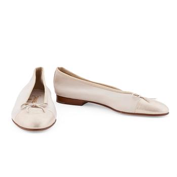 655. CHANEL, a pair of beige leather ballet flats.
