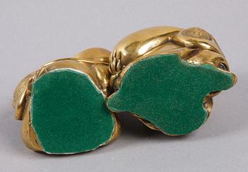 FIGURINER, 2 st, mässing, Kina. 1900-tal.