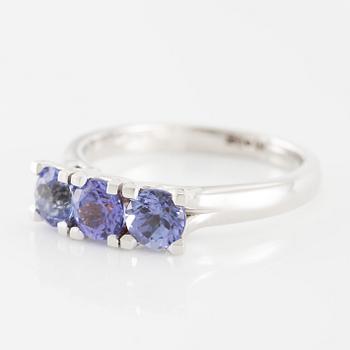 Ring 14K white gold with three tanzanites.