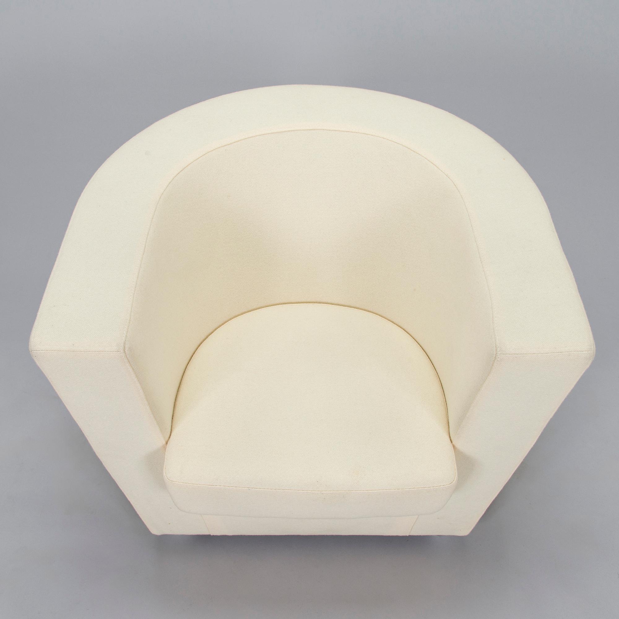 Eero Aarnio, nojatuoli, "Studio-tuoli", Arto Nyberg Show, suunniteltu 2007.