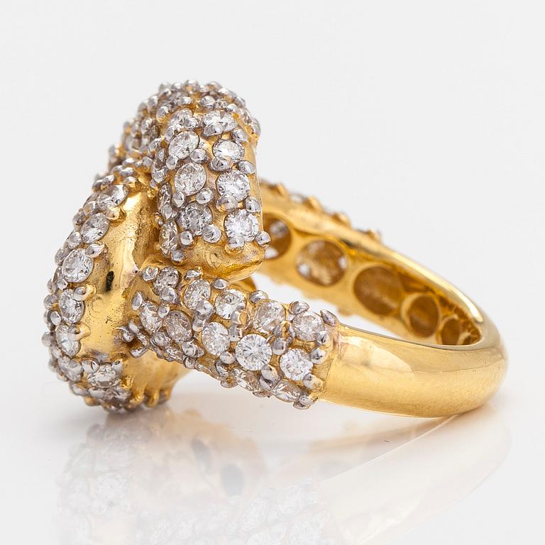 A 14K gold knot ring, set with diamonds totalling approx. 4.54 ct.