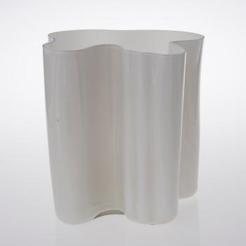 A '3031' vase signed Alvar Aalto, Iittala -56.