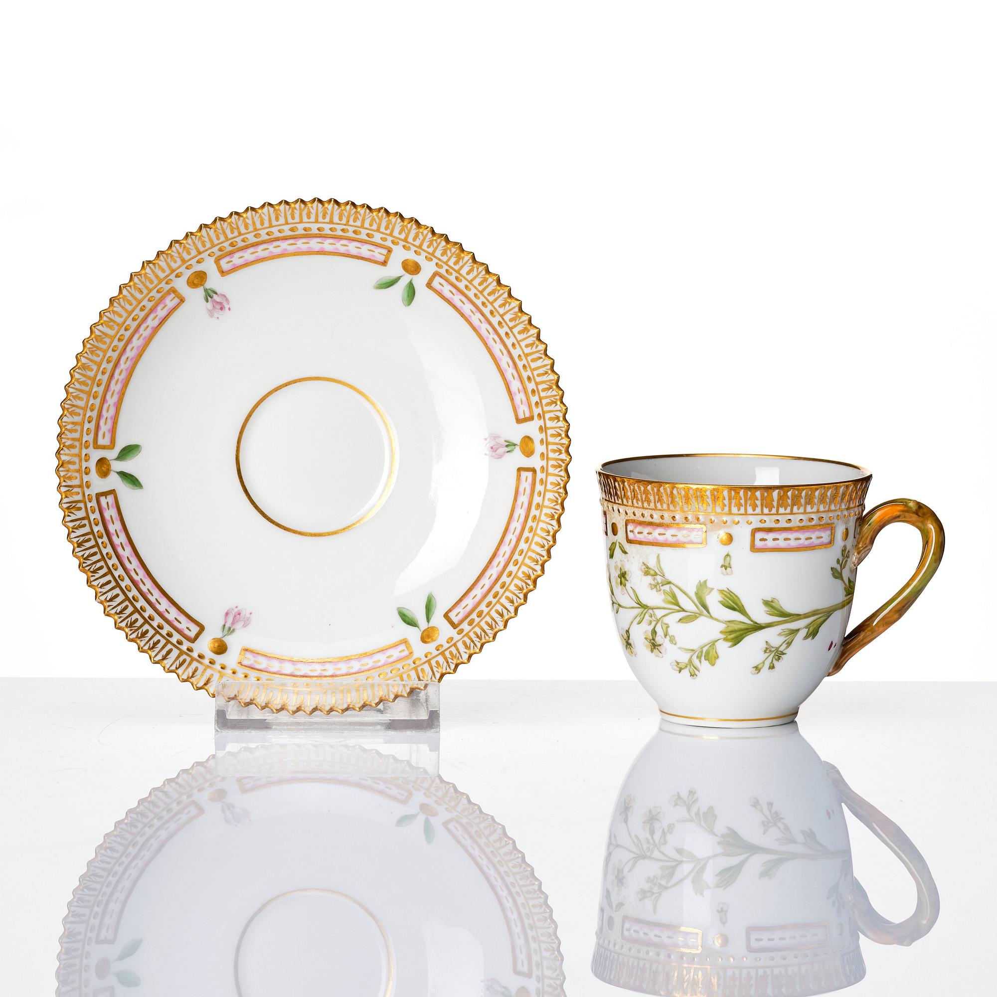 Kaffekoppar, med fat, tre stycken samt fem assietter, porslin. Royal Copenhagen, 'Flora Danica', Danmark, 1900-tal.