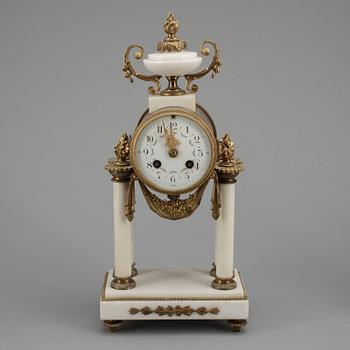 BORDSPENDYL samt KANDELABRAR, 1+2, Louis XVI-stil, Frankrike, omkring 1900.