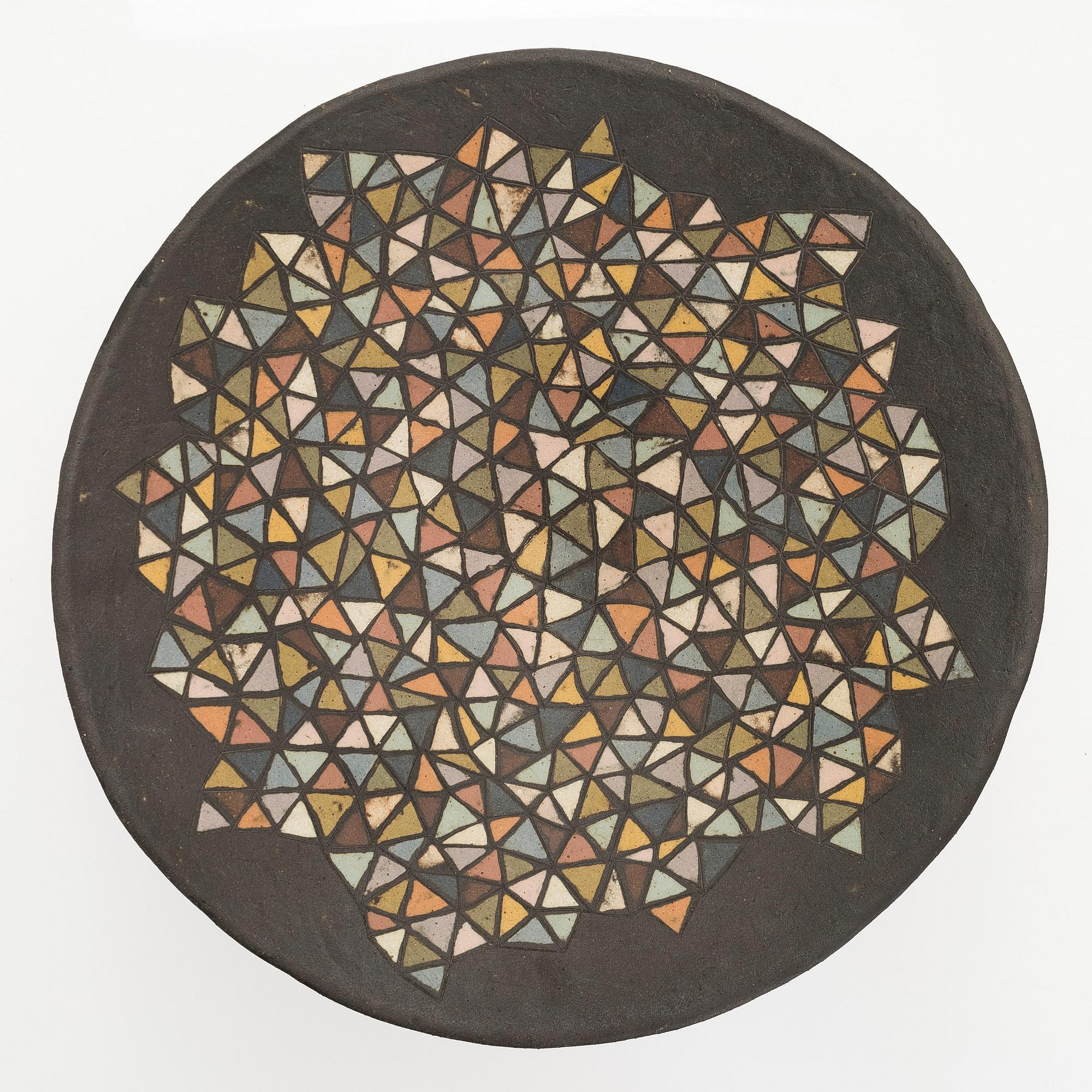 Inkeri Leivo, skål, "En bit av harlekinskjortan", keramik, signerad Inkeri Leivo.