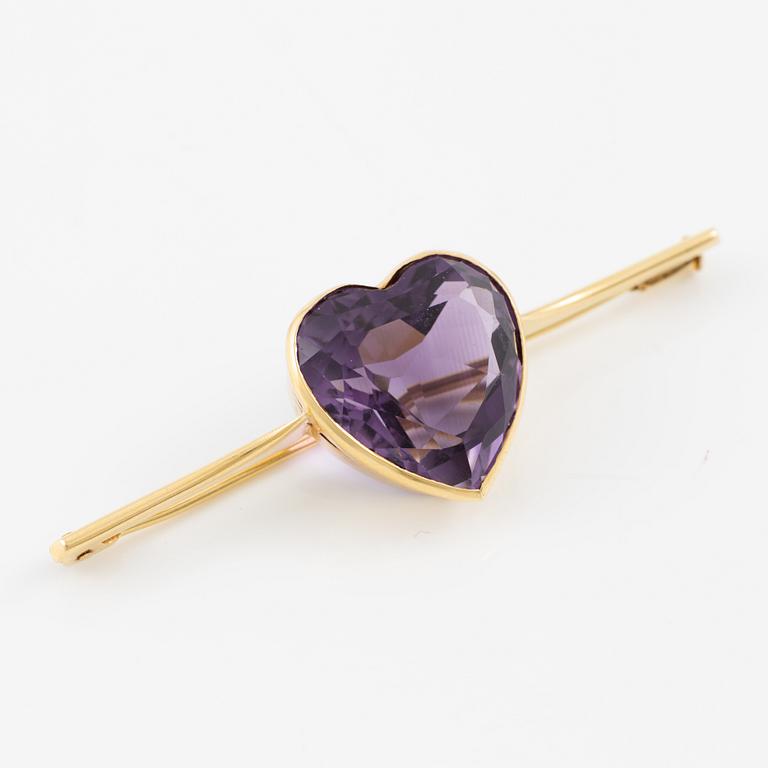 Brooch, A. Tillander, 18K gold with heart-shaped amethyst.